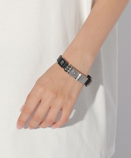 Anui(アニュイ)の「【UNISEX】フェイクレザーロゴブレスレット(ブレスレット・レディース・ブラック・FREE)」の2枚目の写真