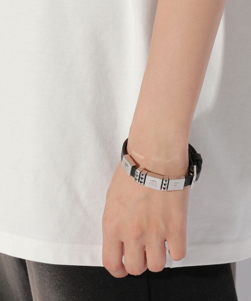Anui(アニュイ)の「【UNISEX】フェイクレザーロゴブレスレット(ブレスレット・レディース・ブラック・FREE)」の3枚目の写真