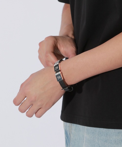 Anui(アニュイ)の「【UNISEX】フェイクレザーロゴブレスレット(ブレスレット・レディース・ブラック・FREE)」の5枚目の写真