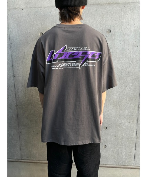 LIBERE（リベーレ）の「『LIBERE REBLE』REBEL FUTURE LOGO TEE（Tシャツ/カットソー・メンズ・チャコールグレー/ブラック・LARGE/MEDIUM/SMALL）」の2枚目の写真
