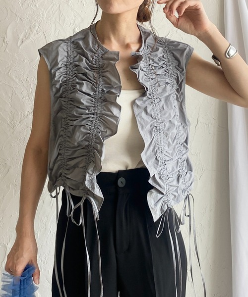 She's Closet（シーズクローゼット）の「ショート丈クロップドドロストシャーリングギャザーリボンビスチェベスト（ベスト・レディース・グレー/グレイッシュベージュ/ブラック・FREE）」の2枚目の写真