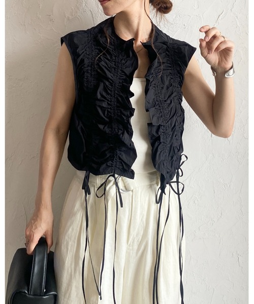 She's Closet（シーズクローゼット）の「ショート丈クロップドドロストシャーリングギャザーリボンビスチェベスト（ベスト・レディース・グレー/グレイッシュベージュ/ブラック・FREE）」の10枚目の写真