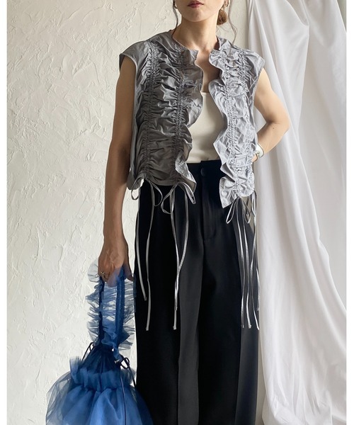 She's Closet（シーズクローゼット）の「ショート丈クロップドドロストシャーリングギャザーリボンビスチェベスト（ベスト・レディース・グレー/グレイッシュベージュ/ブラック・FREE）」の13枚目の写真