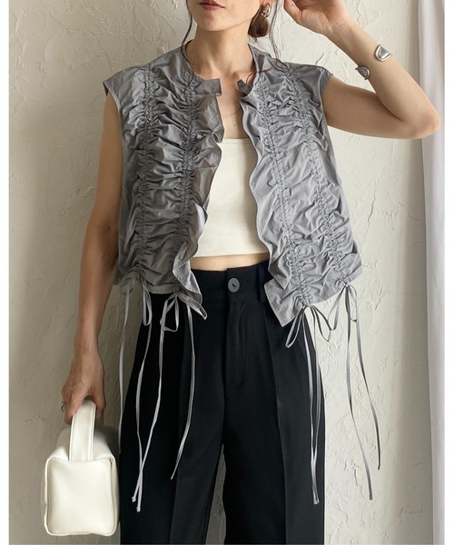 She's Closet（シーズクローゼット）の「ショート丈クロップドドロストシャーリングギャザーリボンビスチェベスト（ベスト・レディース・グレー/グレイッシュベージュ/ブラック・FREE）」の17枚目の写真