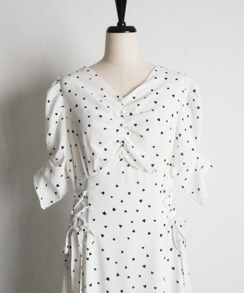 tocco closet(トッコ クローゼット)の「ウエストレースアップハートドットパワーショルダーワンピース(ワンピース・レディース・オフホワイト/ネイビー・M)」の8枚目の写真