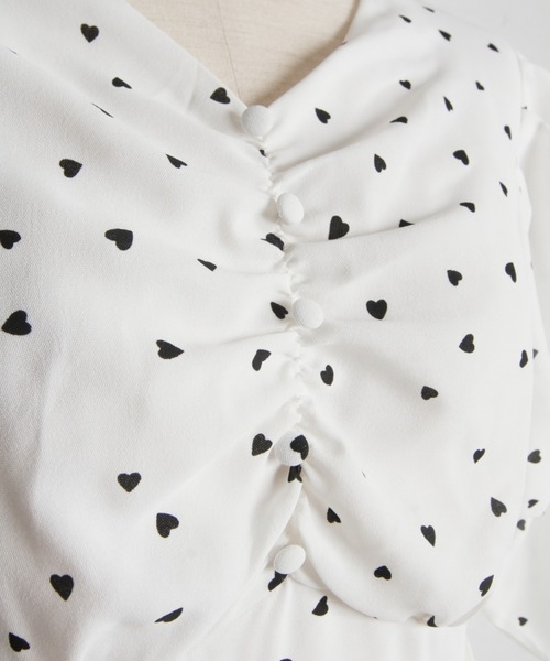 tocco closet(トッコ クローゼット)の「ウエストレースアップハートドットパワーショルダーワンピース(ワンピース・レディース・オフホワイト/ネイビー・M)」の7枚目の写真
