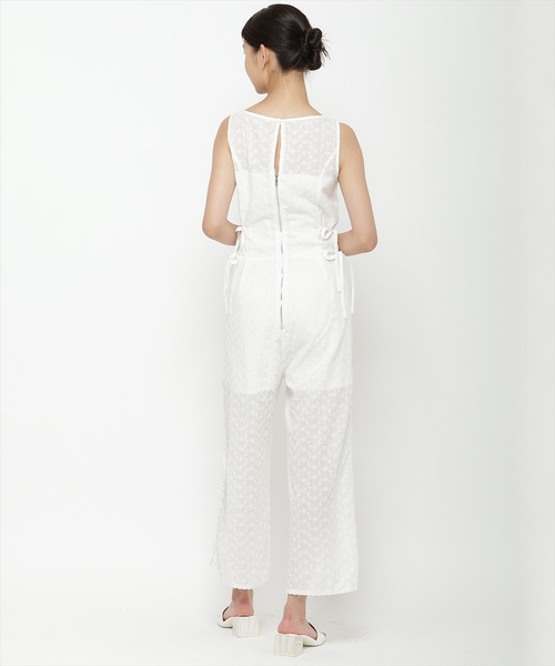 REDYAZEL（レディアゼル）の「エンブロイダリーロンパース（つなぎ/オールインワン・レディース・オフホワイト/ブラック/サックスブルー・FREE）」の5枚目の写真