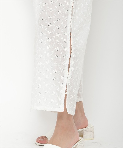 REDYAZEL（レディアゼル）の「エンブロイダリーロンパース（つなぎ/オールインワン・レディース・オフホワイト/ブラック/サックスブルー・FREE）」の9枚目の写真