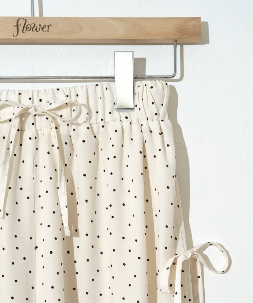 flower（フラワー）の「サイドリボンドットパンツ（その他パンツ・レディース・アイボリー/ネイビー・FREE）」の4枚目の写真