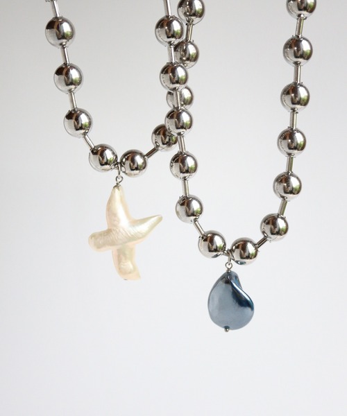 TUWAKRIM（トゥワクリム）の「【TUWAKRIM】シェルチャームボールチェーンネックレス（ネックレス・レディース・シルバー・MEDIUM）」の4枚目の写真