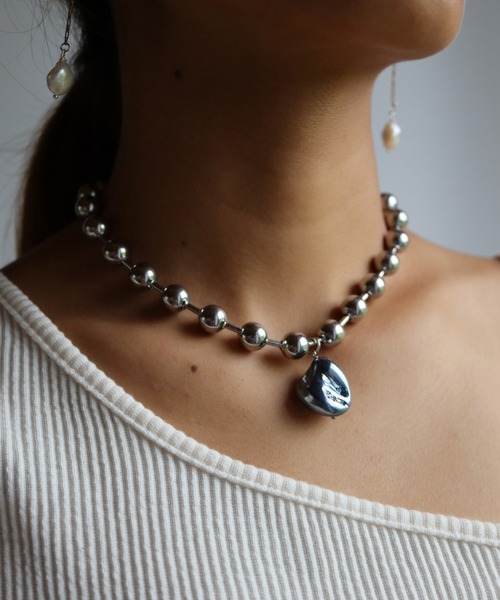 TUWAKRIM（トゥワクリム）の「【TUWAKRIM】シェルチャームボールチェーンネックレス（ネックレス・レディース・シルバー・MEDIUM）」の2枚目の写真