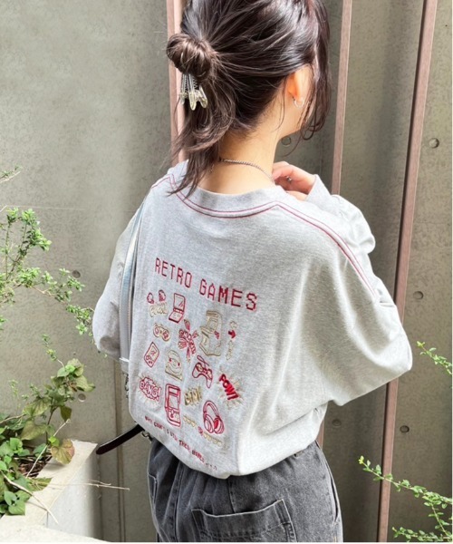 DOUBLE NAME(ダブルネーム)の「GAMER BACK刺しゅうロンTEE(Tシャツ/カットソー・レディース・オフホワイト/スミクロ/グレー/ブルー・FREE)」の7枚目の写真