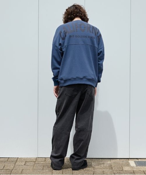 GLAZOS（グラソス）の「【大人向けサイズあり】【毛玉になりにくいしっかり素材】バックワイドロゴプリントビッグトレーナー（スウェット・キッズ・ブラック/ブルー・S/M/L/LL）」の3枚目の写真
