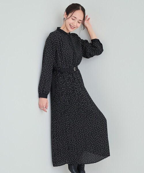 DRESKIP（ドレスキップ）の「【S-LL】大人のシックなドット柄 バンドカラープリーツワンピース（ワンピース・レディース・キャメル/ネイビー系5/ブラック系5・02/01/04/03）」の2枚目の写真