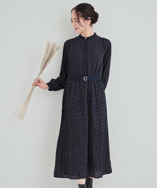 DRESKIP（ドレスキップ）の「【S-LL】大人のシックなドット柄 バンドカラープリーツワンピース（ワンピース・レディース・キャメル/ネイビー系5/ブラック系5・02/01/04/03）」の3枚目の写真