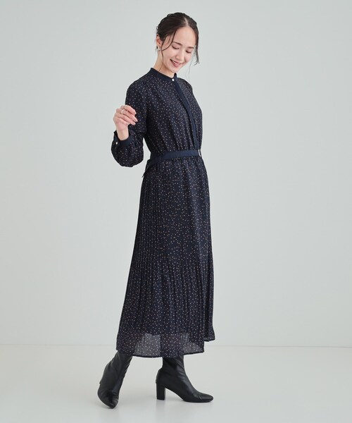 DRESKIP（ドレスキップ）の「【S-LL】大人のシックなドット柄 バンドカラープリーツワンピース（ワンピース・レディース・キャメル/ネイビー系5/ブラック系5・02/01/04/03）」の4枚目の写真