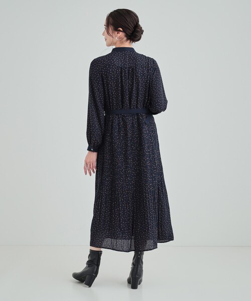 DRESKIP（ドレスキップ）の「【S-LL】大人のシックなドット柄 バンドカラープリーツワンピース（ワンピース・レディース・キャメル/ネイビー系5/ブラック系5・02/01/04/03）」の5枚目の写真