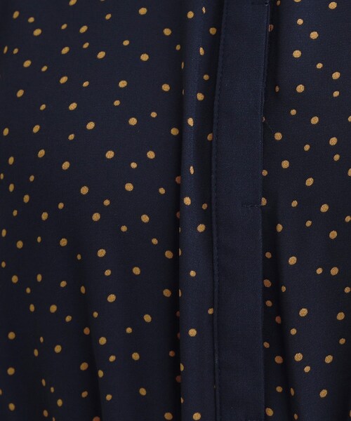 DRESKIP（ドレスキップ）の「【S-LL】大人のシックなドット柄 バンドカラープリーツワンピース（ワンピース・レディース・キャメル/ネイビー系5/ブラック系5・02/01/04/03）」の7枚目の写真