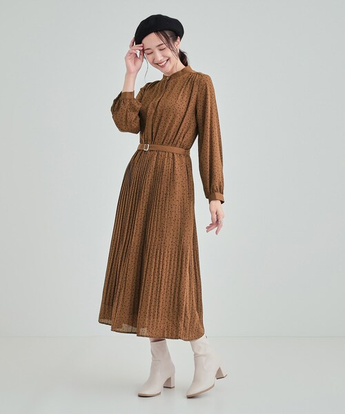 DRESKIP（ドレスキップ）の「【S-LL】大人のシックなドット柄 バンドカラープリーツワンピース（ワンピース・レディース・キャメル/ネイビー系5/ブラック系5・02/01/04/03）」の12枚目の写真