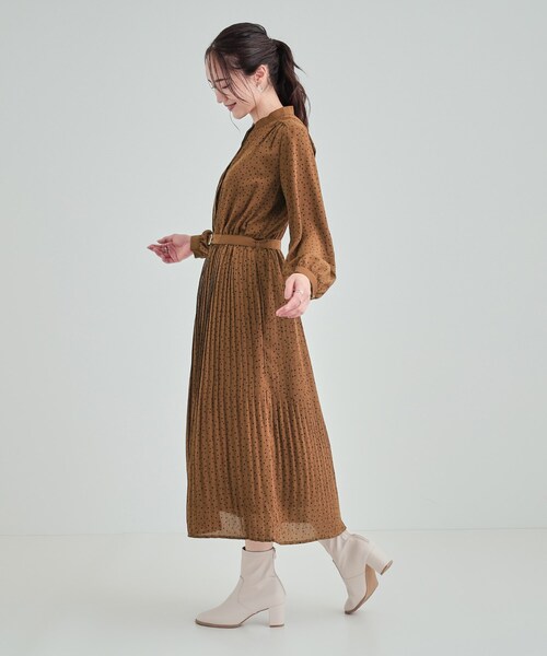 DRESKIP（ドレスキップ）の「【S-LL】大人のシックなドット柄 バンドカラープリーツワンピース（ワンピース・レディース・キャメル/ネイビー系5/ブラック系5・02/01/04/03）」の13枚目の写真
