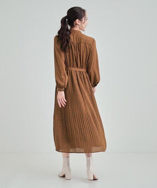 DRESKIP（ドレスキップ）の「【S-LL】大人のシックなドット柄 バンドカラープリーツワンピース（ワンピース・レディース・キャメル/ネイビー系5/ブラック系5・02/01/04/03）」の14枚目の写真