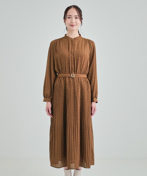 DRESKIP（ドレスキップ）の「【S-LL】大人のシックなドット柄 バンドカラープリーツワンピース（ワンピース・レディース・キャメル/ネイビー系5/ブラック系5・02/01/04/03）」の16枚目の写真