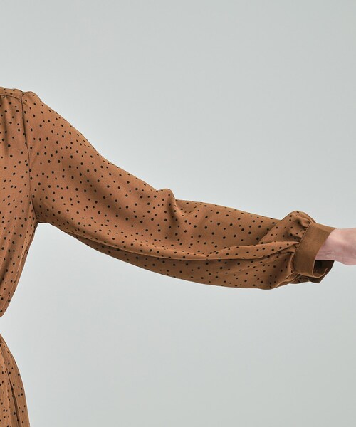 DRESKIP（ドレスキップ）の「【S-LL】大人のシックなドット柄 バンドカラープリーツワンピース（ワンピース・レディース・キャメル/ネイビー系5/ブラック系5・02/01/04/03）」の21枚目の写真