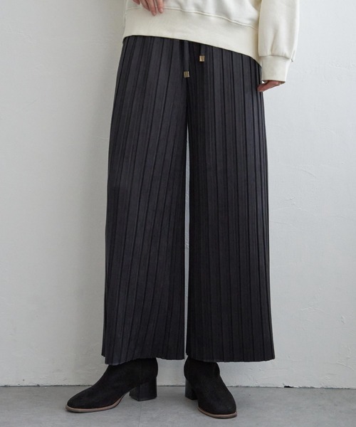 ikka（イッカ）の「【親子コーデ】スエードライクプリーツワイドパンツ（その他パンツ・レディース・オフホワイト/チャコールグレー/グリーン/オレンジ/モカ・S/M/L）」の2枚目の写真