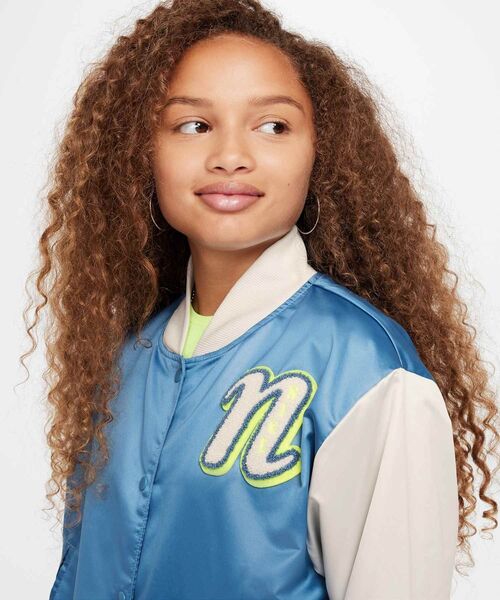 NIKE（ナイキ）の「ナイキ スポーツウェア ガールズ バーシティ ジャケット / Nike Sportswear Girls' Varsity Jacket FZ5563-429 Aegean Storm（スタジャン・キッズ・グレイッシュブルー・130/140/150/160）」の3枚目の写真