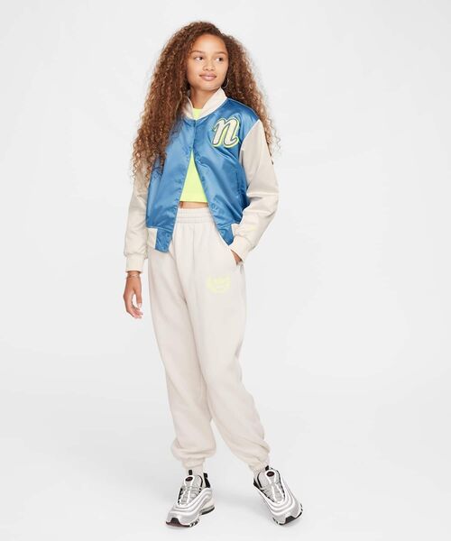 NIKE（ナイキ）の「ナイキ スポーツウェア ガールズ バーシティ ジャケット / Nike Sportswear Girls' Varsity Jacket FZ5563-429 Aegean Storm（スタジャン・キッズ・グレイッシュブルー・130/140/150/160）」の5枚目の写真