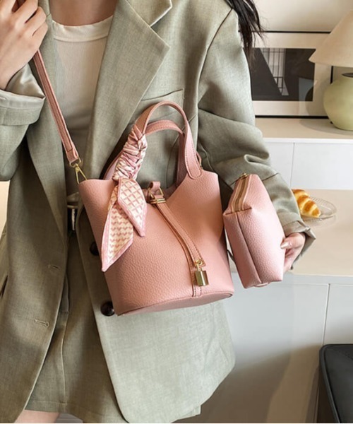 L LABEL（エルラベル）の「ポーチ＆リボン付ロックチャームバケットバッグ（ショルダーバッグ・レディース・ブラック/ホワイト/ピンク・FREE）」の3枚目の写真