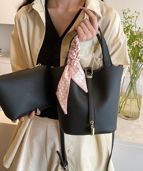 L LABEL（エルラベル）の「ポーチ＆リボン付ロックチャームバケットバッグ（ショルダーバッグ・レディース・ブラック/ホワイト/ピンク・FREE）」の2枚目の写真