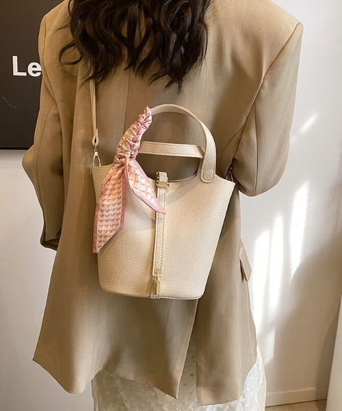 L LABEL（エルラベル）の「ポーチ＆リボン付ロックチャームバケットバッグ（ショルダーバッグ・レディース・ブラック/ホワイト/ピンク・FREE）」の16枚目の写真