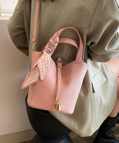 L LABEL（エルラベル）の「ポーチ＆リボン付ロックチャームバケットバッグ（ショルダーバッグ・レディース・ブラック/ホワイト/ピンク・FREE）」の17枚目の写真