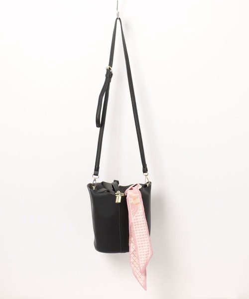 L LABEL（エルラベル）の「ポーチ＆リボン付ロックチャームバケットバッグ（ショルダーバッグ・レディース・ブラック/ホワイト/ピンク・FREE）」の18枚目の写真