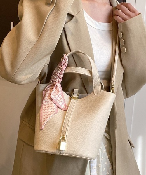 L LABEL（エルラベル）の「ポーチ＆リボン付ロックチャームバケットバッグ（ショルダーバッグ・レディース・ブラック/ホワイト/ピンク・FREE）」の6枚目の写真