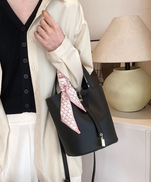 L LABEL（エルラベル）の「ポーチ＆リボン付ロックチャームバケットバッグ（ショルダーバッグ・レディース・ブラック/ホワイト/ピンク・FREE）」の11枚目の写真
