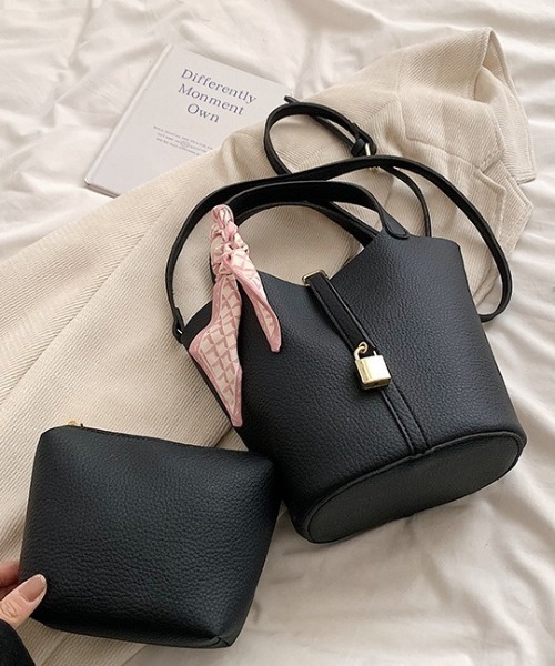 L LABEL（エルラベル）の「ポーチ＆リボン付ロックチャームバケットバッグ（ショルダーバッグ・レディース・ブラック/ホワイト/ピンク・FREE）」の12枚目の写真