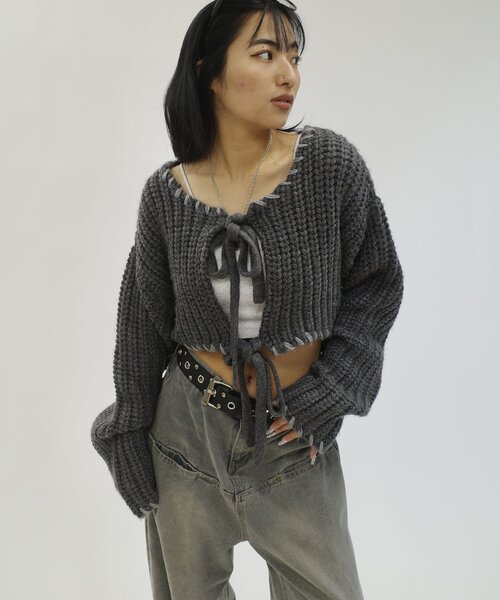 WHO'S WHO gallery(フーズフーギャラリー)の「手編み風リボンショートニット(カーディガン/ボレロ・レディース・ブラック/チャコールグレー/ホワイト・FREE)」の4枚目の写真