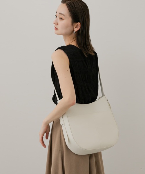 SENSE OF PLACE by URBAN RESEARCH(センスオブプレイスバイアーバンリサーチ)の「アウトポケットビッグショルダーバッグ(ショルダーバッグ・レディース・ブラック/ブラウン/アイボリー・ONE)」の4枚目の写真