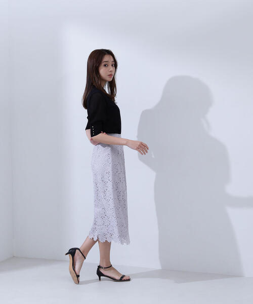 NATURAL BEAUTY BASIC(ナチュラルビューティーベーシック)の「◇フラワーレースタイトスカート(スカート・レディース・ラベンダー/チャコールグレー/グレー・MEDIUM/SMALL/X-SMALL)」の4枚目の写真