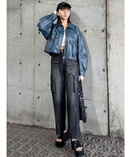 MURUA（ムルーア）の「ジップヘムカーゴデニムパンツ（デニムパンツ・レディース・ブルー/ブラック・1/2）」の16枚目の写真