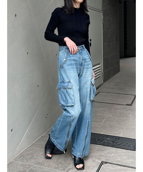 MURUA（ムルーア）の「ジップヘムカーゴデニムパンツ（デニムパンツ・レディース・ブルー/ブラック・1/2）」の18枚目の写真