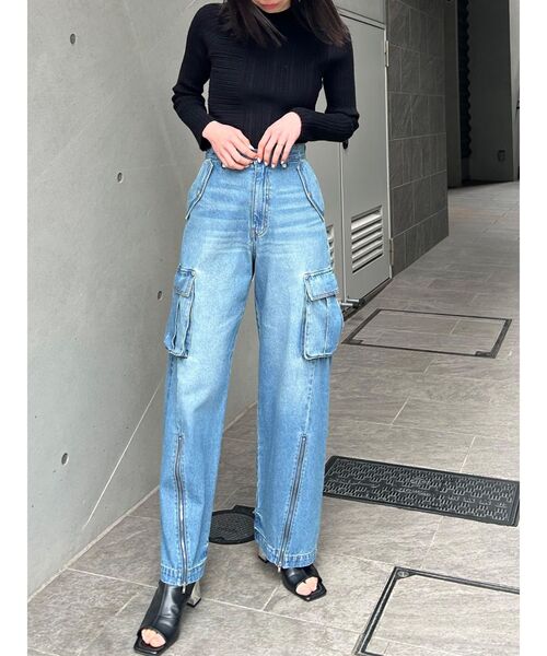 MURUA（ムルーア）の「ジップヘムカーゴデニムパンツ（デニムパンツ・レディース・ブルー/ブラック・1/2）」の19枚目の写真