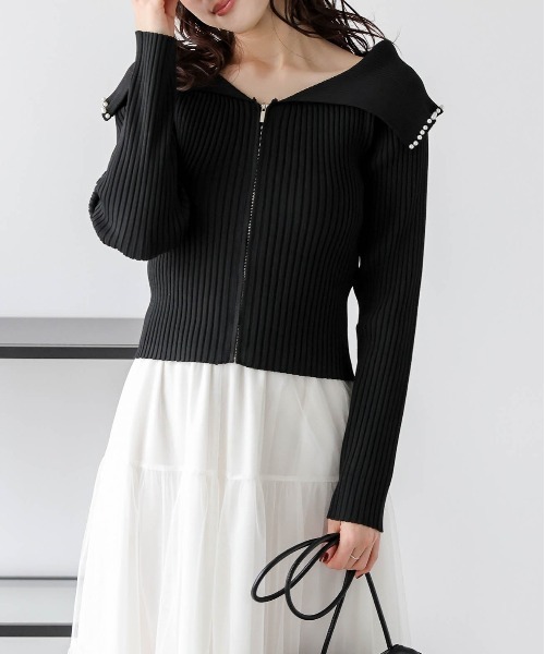 AMELY(エミリー)の「ビッグカラー×パール ジップニット(ニット/セーター・レディース・ベージュ/ブラック/ブルーグレー・フリー)」の5枚目の写真