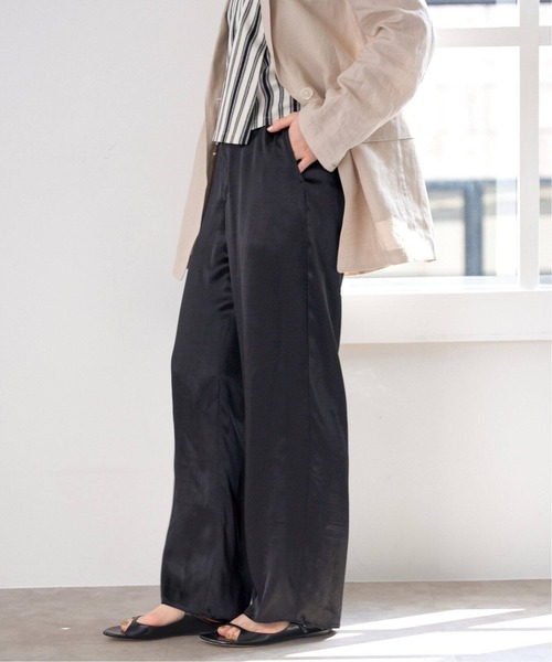 IENA（イエナ）の「ドレープサテンパンツ（その他パンツ・レディース・ブラック/カーキ・34/36/38）」の10枚目の写真