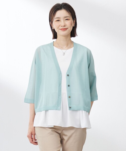 J.PRESS(ジェイプレス)の「【WEB限定カラーあり・洗える】SHEER LIGHT KNIT Vネック カーディガン(カーディガン/ボレロ・レディース・ピンク系/ベージュ系/スカイブルー系/ホワイト系/ピーコックグリーン系/ネイビー系・F)」の4枚目の写真