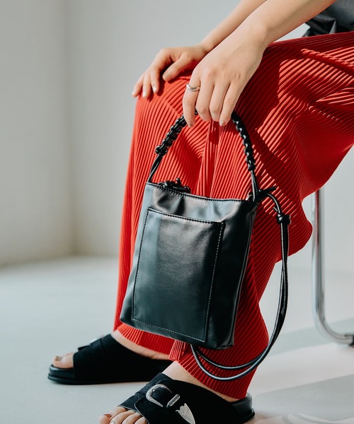 LEPSIM（レプシィム）の「編みハンドルフェイクレザーミニショルダー　494494（ショルダーバッグ・レディース・グリーン/ブラック/ガンメタ・ONE SIZE）」の2枚目の写真