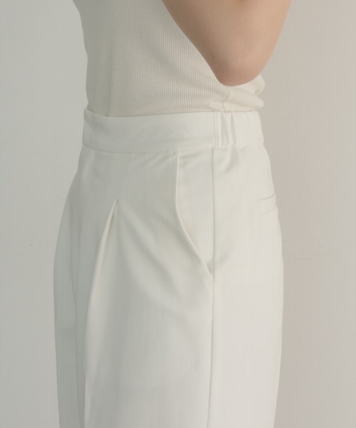 slattgir(スラットジール)の「高身長 タックハーフパンツ(トールサイズ)Essenave≪動画あり≫(その他パンツ・レディース・オフホワイト/ブラック・TM/T5L/T4L/T3L/TLL/TL)」の8枚目の写真