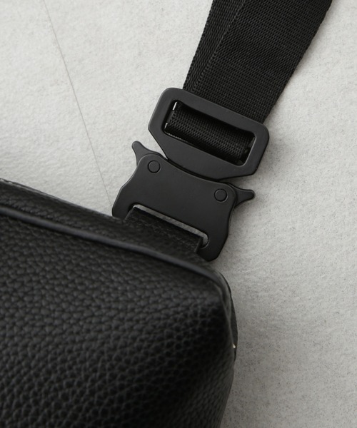 NANO universe（ナノユニバース）の「フェイクレザーボディーバッグ（ボディバッグ/ウエストポーチ・メンズ・ブラック・F）」の4枚目の写真